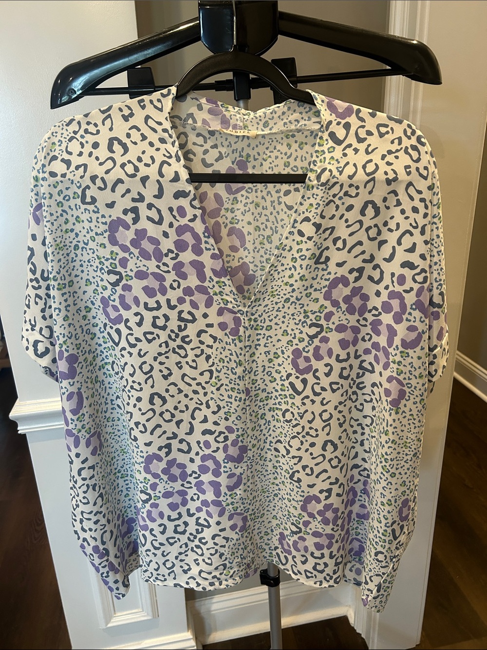 JODIFL White V-Neck shirt with Lavender and Gray Animal Print oversized small